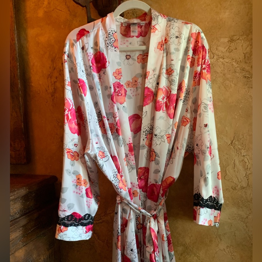 Floral robe with black lace inserts on the sleeves